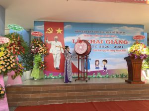 Cô Nguyễn Thị Hoàng Trang - Hiệu trưởng nhà trường đánh trống khai giảng năm học mới