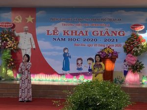 Văn nghệ chào mừng lễ Khai giảng của cô giáo và các em học sinh nhà trường