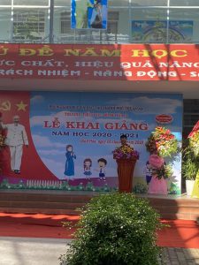 Ông Nguyễn Văn Nam - Thành ủy viên, phó chủ nhiệm Ủy ban kiểm tra Thành Ủy đọc thư chúc mừng năm học mới